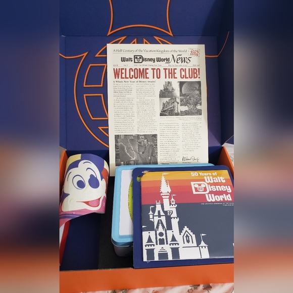 BUNDLE - Disney D23 (2023) metal retro lunchbox, record, and pendant - Picture 5 of 7